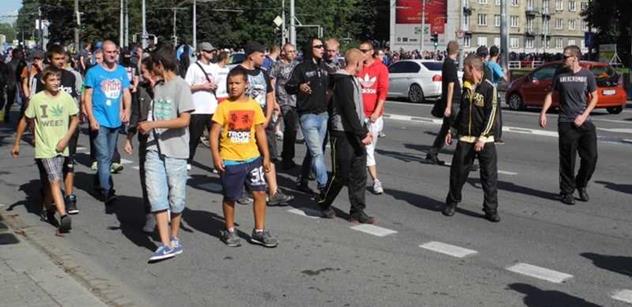 Jsme hlavním městem cikánů! Extremisté v Ostravě bojovali s těžkooděnci